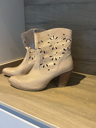 Botín beige mujer con corte floral