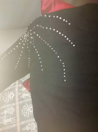 Maglia nera con decorazioni