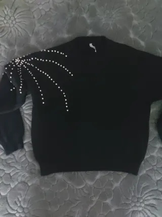 Maglia nera con decorazioni