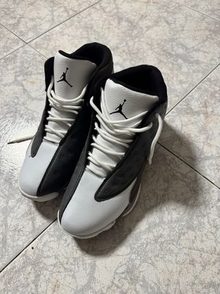 Zapatillas Baloncesto Jordan Negras y Blancas