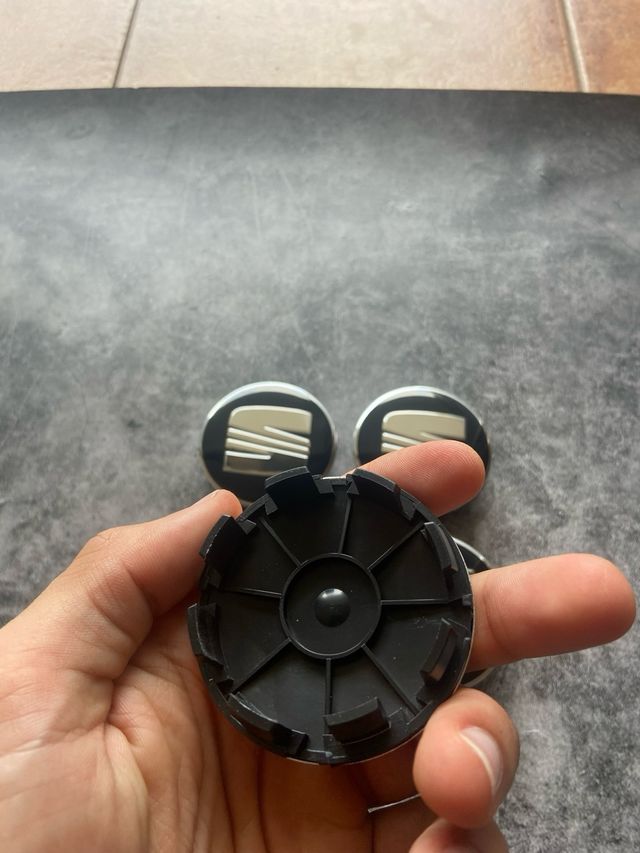 Tapabujes Seat 63mm Negro Plata (4 uds)