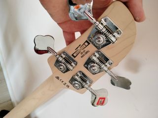 Bajo Eléctrico Ibanez TMB100 con funda.