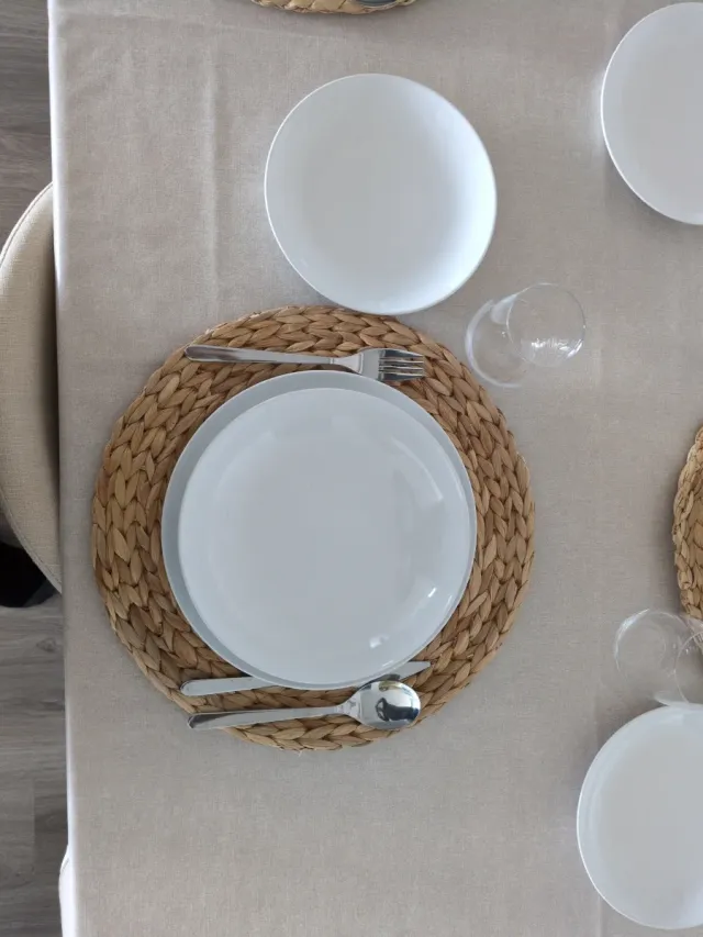 Set da tavola completo con stoviglie, tovaglioli, bicchieri, posate e caraffa