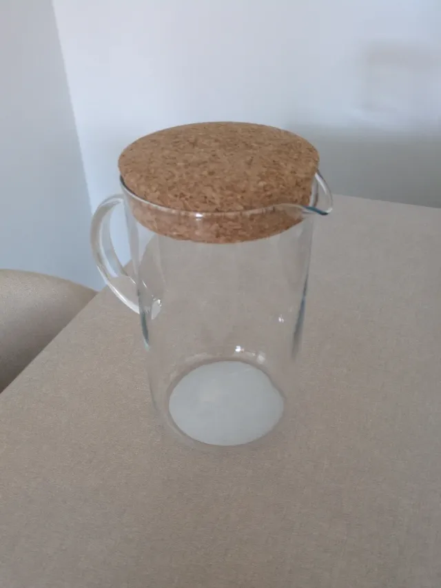 Set da tavola completo con stoviglie, tovaglioli, bicchieri, posate e caraffa