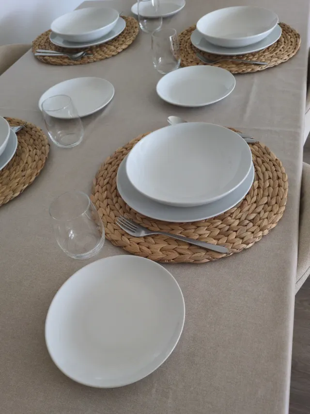 Set da tavola completo con stoviglie, tovaglioli, bicchieri, posate e caraffa