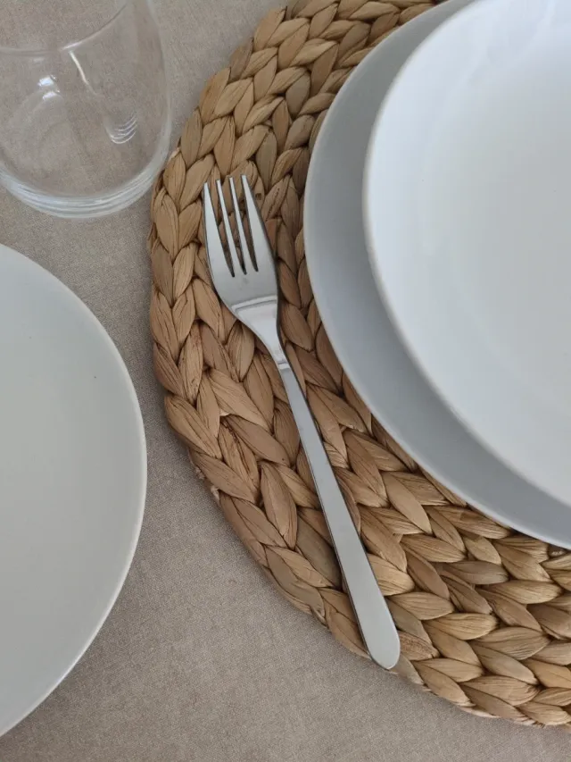 Set da tavola completo con stoviglie, tovaglioli, bicchieri, posate e caraffa