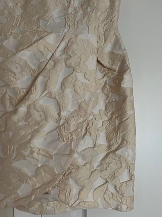 Vestido de fiesta beige y blanco