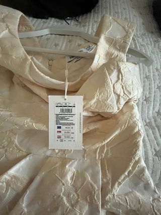 Vestido de fiesta beige y blanco