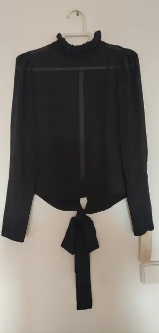 Blusa negra con lazada