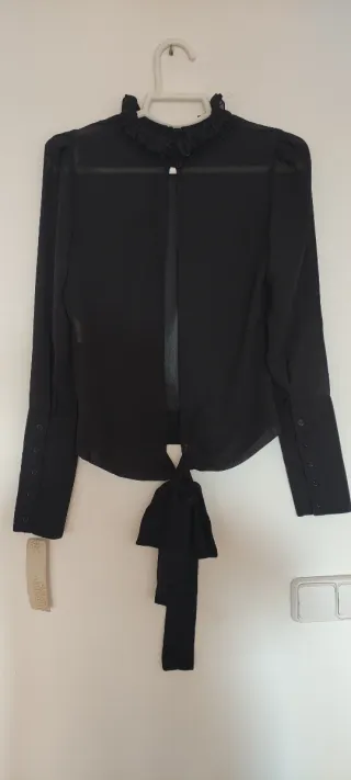 Blusa negra con lazada