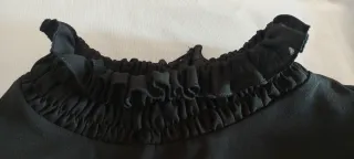 Blusa negra con lazada