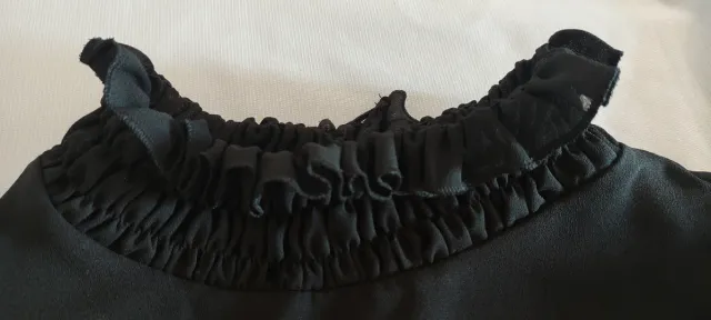 Blusa negra con lazada