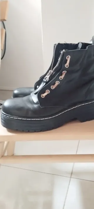 Botines negros con cremallera y plataforma.