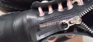 Botines negros con cremallera y plataforma.