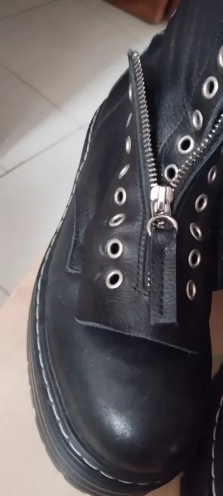 Botines negros con cremallera y plataforma.