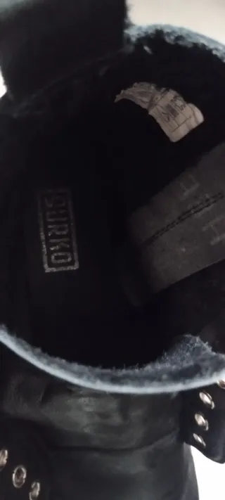 Botines negros con cremallera y plataforma.