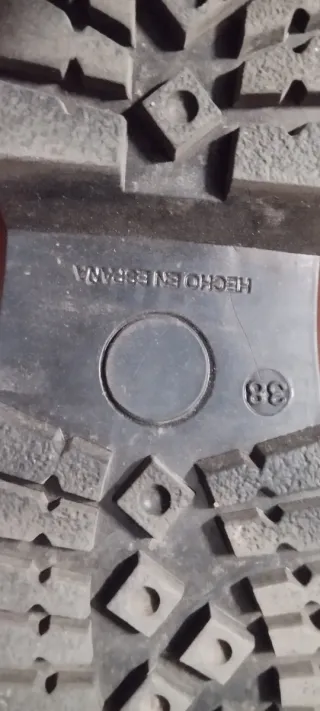 Botines negros con cremallera y plataforma.