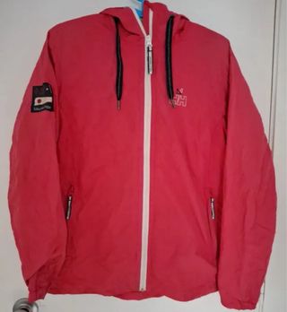 Chubasquero Helly Hansen fucsia
