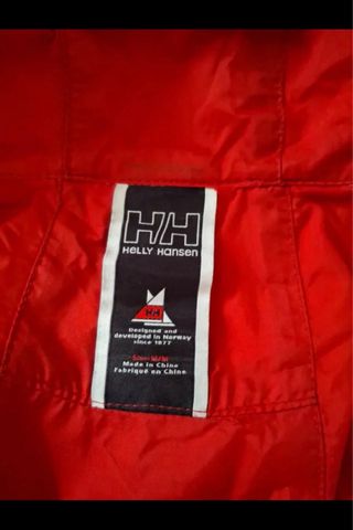 Chubasquero Helly Hansen fucsia