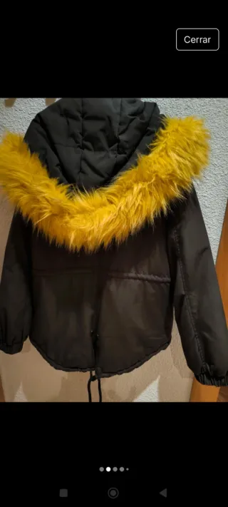 Abrigo Bershka verde militar con capucha