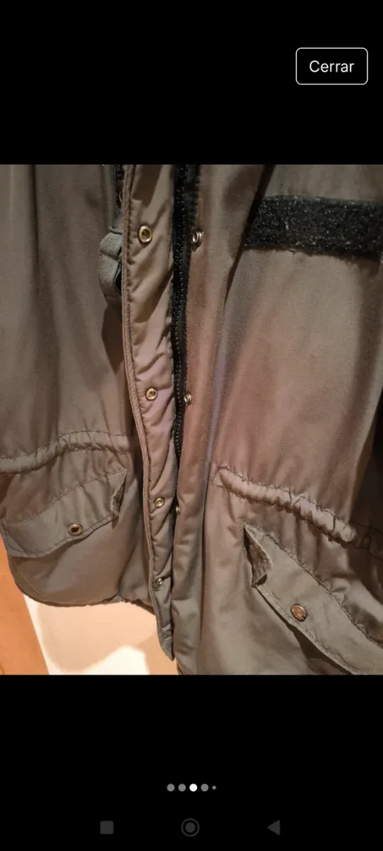 Abrigo Bershka verde militar con capucha