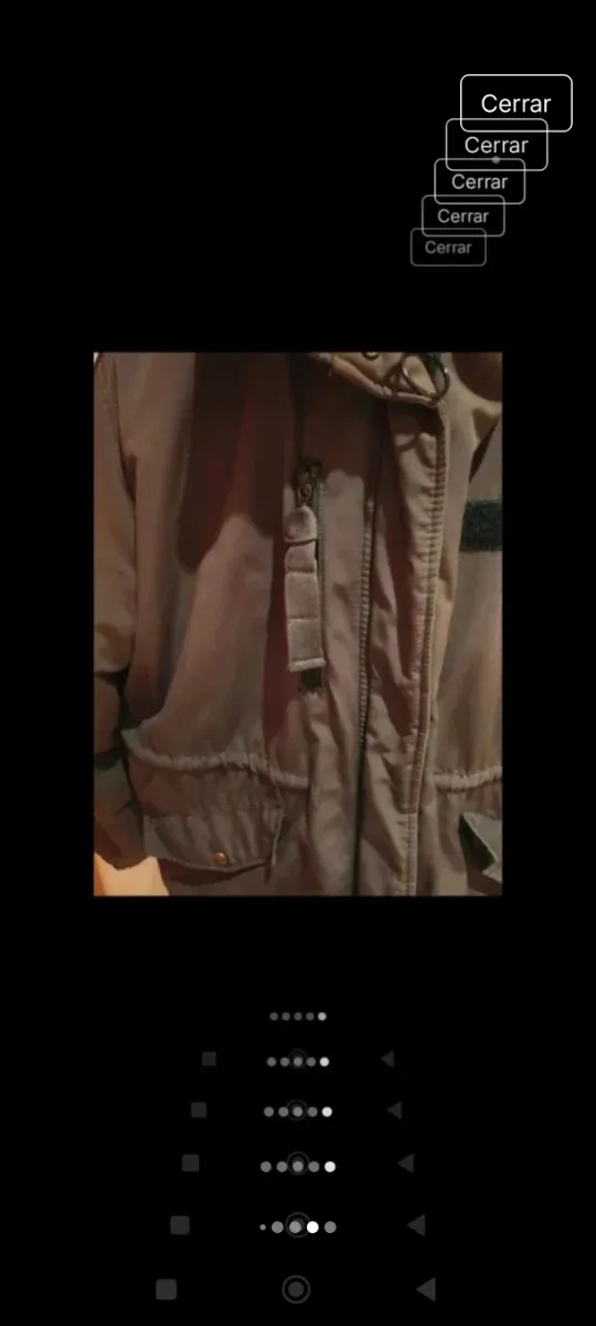 Abrigo Bershka verde militar con capucha