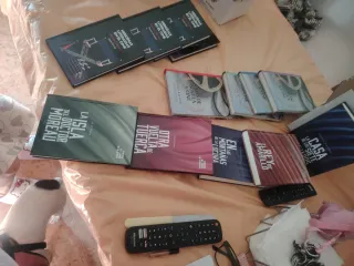 Libros variados de ciencia ficción, terror, y vida