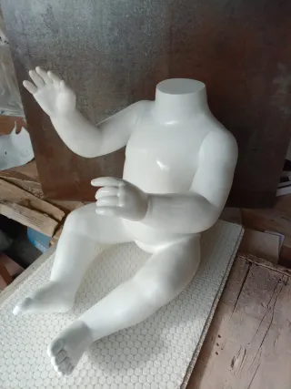 Maniquí niño blanco material fuerte