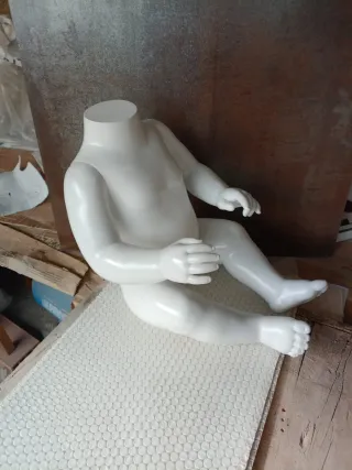 Maniquí niño blanco material fuerte