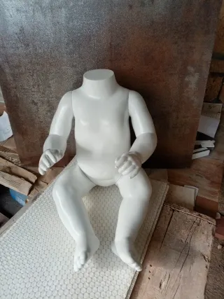 Maniquí niño blanco material fuerte
