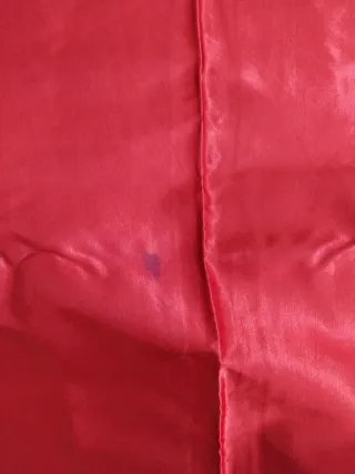 Tessuto rosso orlato.