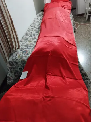 Tessuto rosso orlato.