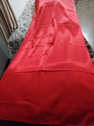 Tessuto rosso orlato.