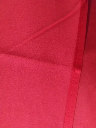 Tessuto rosso orlato.