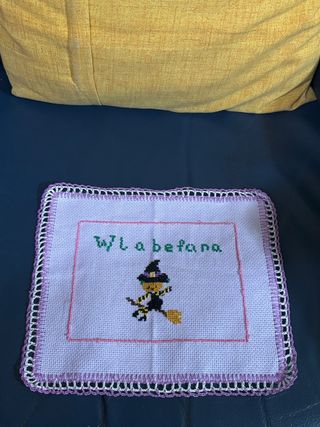 Centrino ricamato con strega e scritta