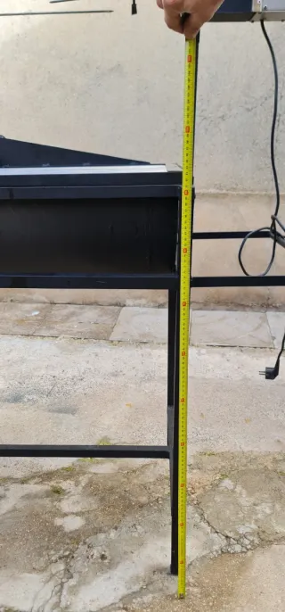 Barbacoa de metal negra y plateada