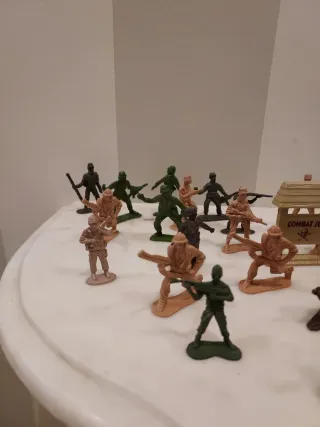 Set militare di figure e carri armati in plastica