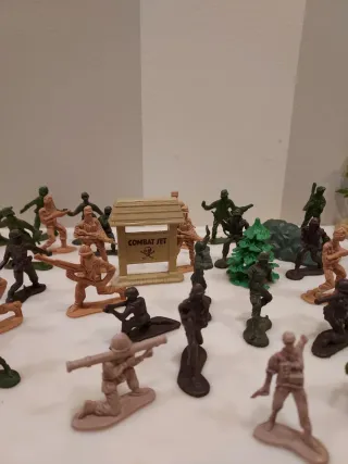 Set militare di figure e carri armati in plastica