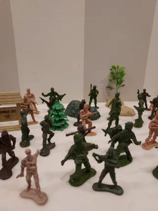 Set militare di figure e carri armati in plastica