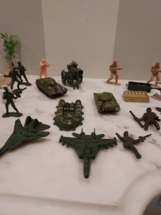 Set militare di figure e carri armati in plastica