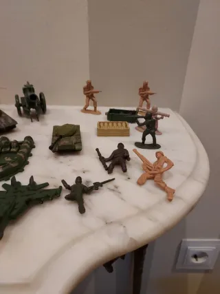 Set militare di figure e carri armati in plastica