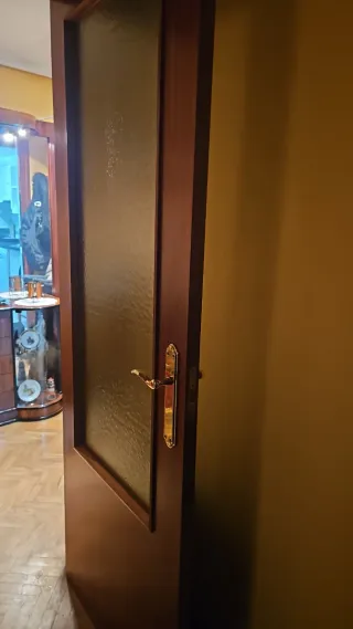 Puerta de madera con manilla dorada