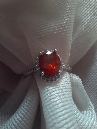 Anillo chapado oro Blanco con circonita Roja. T 18