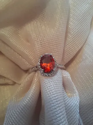 Anillo chapado oro Blanco con circonita Roja. T 18