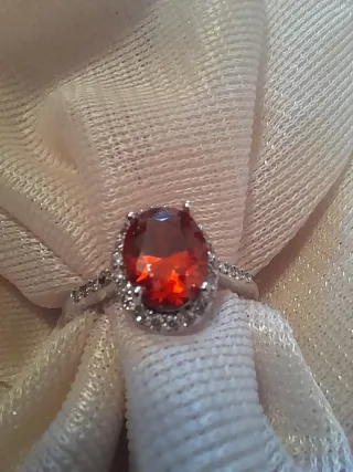 Anillo chapado oro Blanco con circonita Roja. T 18