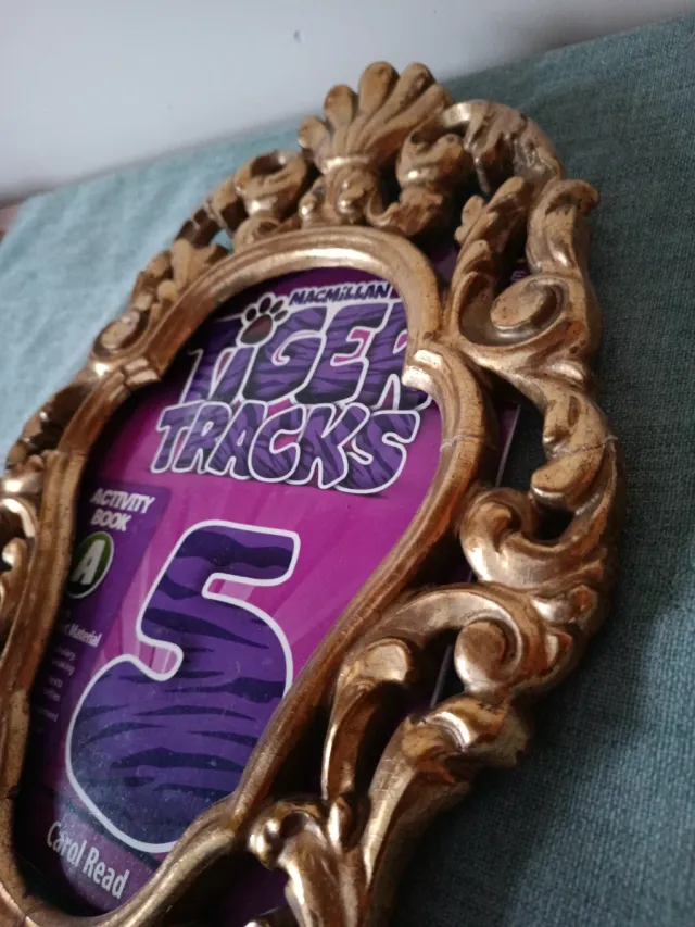 Marco decorativo dorado.