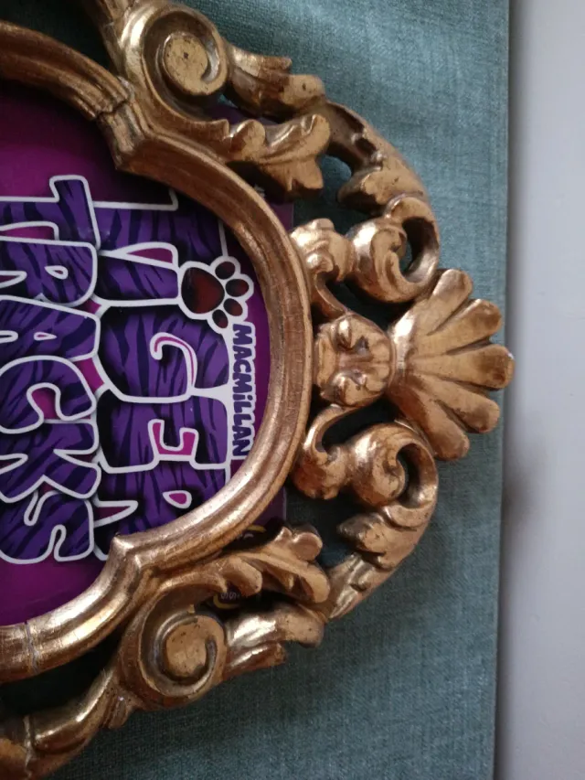 Marco decorativo dorado.