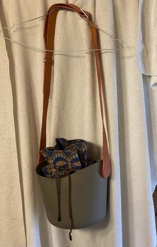 O bag secchiello tortora con interno fantasia