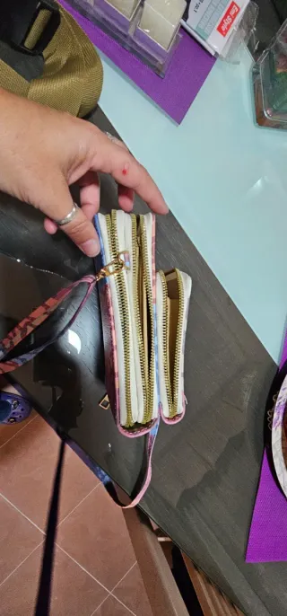 Bolso de mano multicolor con correa