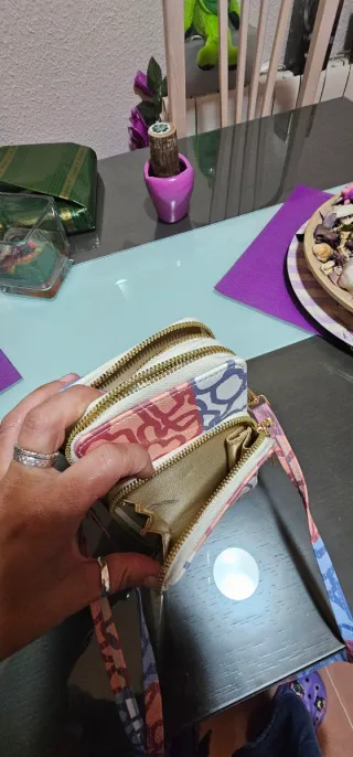 Bolso de mano multicolor con correa